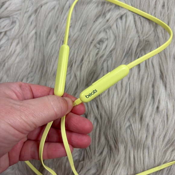 Beats Flex Wireless Earphones in Yuzu Yellow Running Gym - Picture 2 of 4
